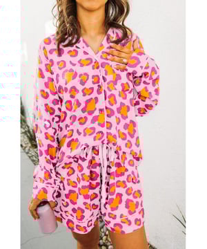 Roze panterprint pyjama set  
Langsleeve shirt met een relaxed fit  
Korte broek met een trekkoord in de taille voor verstelbaar comfort  
Ideaal om in te relaxen en te slapen  
Modebewust en comfortabel ontwerp  
Materiaal: 100% Viscose