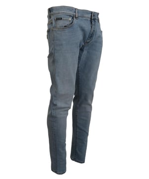 Marca: Dolce & Gabbana.
  Modelo: Slim.
  Color: Azul claro lavado.
  Ajuste: Slim fit.
  Material: 98% algodon 2% elastano.
  Cierre: Bragueta con boton y cremallera.
  Detalles del logotipo.
  Hecho en Italia.