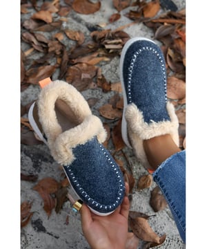 Faux suede materiaal voor een stijlvolle uitstraling en comfortabel gevoel  
Gestikte patchdetails voor duurzaamheid en een verzorgde afwerking  
Zachte voering zorgt voor warmte en comfort tijdens koude dagen  
Enkelhoogte biedt een chique en veelzijdige stylingoptie  
Perfect te combineren met jeans voor een chique look