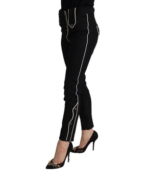 Precioso a estrenar con etiquetas.
  Pantalones slim fit de cintura alta.
  Forro blanco y adorno de botones.
  Hecho en Italia.
  97% Lana 3% Elastano.
  Corte entallado.
  Color negro.
  Cierre de cremallera y boton.
  Detalles del logotipo.