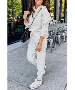 Conjunto de Sudadera y Pantalones de Felpa de Cuello Blanco  
  Aspecto elegante y versátil adecuado para la mayoría de las ocasiones  
  Diseño acolchado que proporciona calidez y estilo  
  Pantalones con cordón que ofrecen un ajuste personalizable para comodidad todo el día  
  Opción de outfit sin esfuerzo que elimina las conjeturas al vestir  
  Elasticidad media  
  Tabla de tallas disponible para encontrar el ajuste perfecto  
Material: 95% Poliéster 5% Elastano