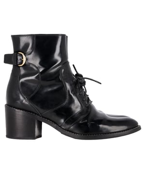 VINTAGE, UVP WIE NEU  
Schlicht, strukturiert und unmissverständlich hochmodisch – die Louis Vuitton Schnürstiefel aus schwarzem Lackleder ziehen alle Blicke auf sich. Mit ihrem glanzvollen Finish, der raffinierten Schnürung und dem skulpturierten Blockabsatz verkörpern diese Stiefel urbane Raffinesse. Ob zu maßgeschneiderten Hosen oder einem fließenden Kleid kombiniert, sie finden die perfekte Balance zwischen edgy und elegant. Die dezente Monogrammdetaillierung fügt die unverwechselbare LV-Unterschrift hinzu – für diejenigen, die mit Stil führen.  

Louis Vuitton Schnürstiefel aus schwarzem Lackleder  
Zustand: Sehr gut  
Gebrauchsspuren: Leichte Knitterfalten auf dem Leder; Leichte Abnutzungserscheinungen auf den Sohlen  
Verpackung: Keine  
Farbe: Schwarz  
Material: Leder | Lackleder  
Größe: EU | 39  
Maße: Absatzhöhe: 60; Innensohlenlänge: 280  
SKU: NAPPUGBSH474406W
