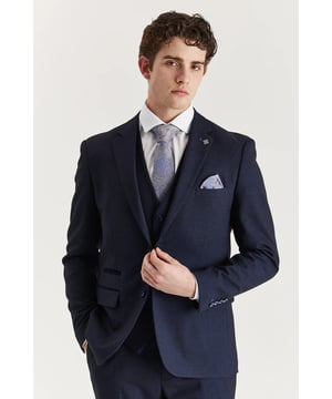 Sumérgete en la elegancia refinada con esta chaqueta de traje azul marino a medida, con un clásico cuadro Príncipe de Gales. El intenso tono azul marino, combinado con un corte estructurado, crea una apariencia segura y contemporánea, perfecta para bodas, eventos formales o un look de oficina espectacular. Ya sea para llevarla sola o con prendas a juego, esta chaqueta le da un toque elegante a cualquier armario elegante. Chaqueta de corte entallado con un acabado estructurado y elegante. Clásico cuadro Príncipe de Gales en un intenso tono azul marino. Ideal para eventos formales o ropa profesional con estilo. Combina a la perfección con pantalones y chaleco a juego. Material: 77 % poliéster, 20 % viscosa, 3 % elastano.