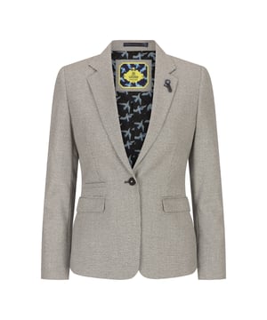 Tauchen Sie ein in einen Hauch von Vintage-Eleganz mit diesem Damenblazer mit einem Knopf, inspiriert von der Schneiderkunst der 1920er Jahre und mit einem modernen Twist versehen. Hergestellt aus einem wollreichen Tweed-Mix, zeichnet sich dieser beigefarbene Karo-Blazer durch eine taillierte Passform, kontrastierende Knöpfe und Details aus, die seinen raffinierten Charakter betonen. Der hochwertige Stoff bietet sowohl Komfort als auch Struktur und macht ihn ideal für smarte Freizeit- oder formelle Anlässe. Ob kombiniert mit Hosen, Röcken oder Jeans, dieser Blazer ist ein zeitloses Kleidungsstück, das jedem Ensemble Charme und Raffinesse verleiht.

Vintage-inspiriertes Design: Schneiderkunst im Stil der 1920er Jahre mit moderner Silhouette  
Taillierte Passform: Bietet eine schmeichelhafte, strukturierte Form für ein poliertes Erscheinungsbild  
Beigefarbenes Karomuster: Klassisches Karo in einem vielseitigen, neutralen Farbton  
Kontrast-Details & Knopf: Fügt Stil und visuelles Interesse hinzu  
Hochwertiger, wollreicher Stoff: 50 % Polyester, 30 % Wolle, 20 % Acryl für Wärme und Weichheit  
Smart Casual bis formelle Kleidung: Perfekt für Büro, Veranstaltungen oder legere Tage mit Denim