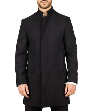 Realza tu ropa de abrigo con este refinado abrigo de mezcla de lana, diseñado para brindar estilo y funcionalidad. Confeccionado con una mezcla de lana de primera calidad, ofrece calidez y durabilidad confiables, perfecto para los meses más fríos. El sofisticado cuello Nehru le da un toque moderno a la sastrería clásica, mientras que el ajuste entallado asegura una silueta definida sin sacrificar la comodidad. Terminado con un discreto cierre de botones, este abrigo ofrece una estética limpia y minimalista adecuada tanto para conjuntos formales como para elegantes informales. Tejido de mezcla de lana: Hecho de 85% lana y 15% poliéster para mayor calidez, estructura y larga duración. Sofisticado cuello Nehru: Agrega un toque distintivo y refinado a cualquier atuendo. Diseño de ajuste entallado: Realza tu silueta mientras mantiene un movimiento cómodo. Cierre discreto de botones: Ofrece un aspecto limpio y estilizado con botones frontales ocultos. Composición del material: 85% lana, 15% poliéster.