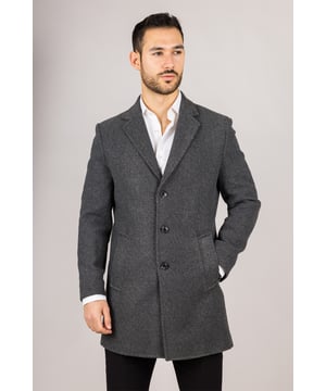 Entra en las estaciones más frías con confianza en este clásico abrigo de mezcla de lana, diseñado para combinar la elegancia atemporal con la sastrería moderna. Confeccionado con una mezcla de lana y licra de alta calidad, ofrece calidez y durabilidad. El cuello de solapa con muesca añade un toque refinado y profesional, mientras que el cierre tradicional de 3 botones garantiza un ajuste seguro y elegante. Con una silueta entallada que favorece sin restringir el movimiento, este abrigo es ideal tanto para ocasiones formales como para el uso diario sofisticado. Cierre clásico de 3 botones: Cierre tradicional para un acabado seguro y elegante. Ajuste entallado: Proporciona una silueta elegante y estructurada con una comodidad duradera. Cuello de solapa con muesca: Añade un toque de sofisticación y versatilidad. Tejido de mezcla de lana: Hecho de 65 % lana y 35 % licra para mayor calidez y resistencia. Composición del material: 65 % lana, 35 % licra.