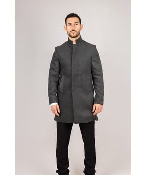 Realza tu ropa de abrigo con este refinado abrigo de mezcla de lana, diseñado para brindar estilo y funcionalidad. Confeccionado con una mezcla de lana de primera calidad, ofrece calidez y durabilidad confiables, perfecto para los meses más fríos. El sofisticado cuello Nehru le da un toque moderno a la sastrería clásica, mientras que el ajuste entallado asegura una silueta definida sin sacrificar la comodidad. Terminado con un discreto cierre de botones, este abrigo ofrece una estética limpia y minimalista adecuada tanto para conjuntos formales como para elegantes informales. Tejido de mezcla de lana: Hecho de 85% lana y 15% poliéster para mayor calidez, estructura y larga duración. Sofisticado cuello Nehru: Agrega un toque distintivo y refinado a cualquier atuendo. Diseño de ajuste entallado: Realza tu silueta mientras mantiene un movimiento cómodo. Cierre discreto de botones: Ofrece un aspecto limpio y estilizado con botones frontales ocultos. Composición del material: 85% lana, 15% poliéster.