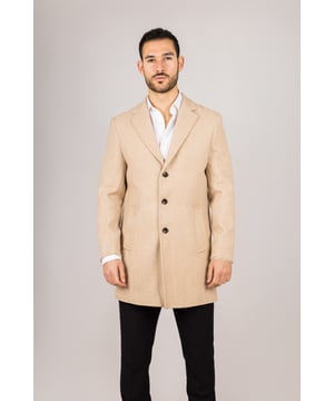 Entra en las estaciones más frías con confianza en este clásico abrigo de mezcla de lana, diseñado para combinar la elegancia atemporal con la sastrería moderna. Confeccionado con una mezcla de lana y licra de alta calidad, ofrece calidez y durabilidad. El cuello de solapa con muesca añade un toque refinado y profesional, mientras que el cierre tradicional de 3 botones garantiza un ajuste seguro y elegante. Con una silueta entallada que favorece sin restringir el movimiento, este abrigo es ideal tanto para ocasiones formales como para el uso diario sofisticado. Cierre clásico de 3 botones: Cierre tradicional para un acabado seguro y elegante. Ajuste entallado: Proporciona una silueta elegante y estructurada con una comodidad duradera. Cuello de solapa con muesca: Añade un toque de sofisticación y versatilidad. Tejido de mezcla de lana: Hecho de 65 % lana y 35 % licra para mayor calidez y resistencia. Composición del material: 65 % lana, 35 % licra.