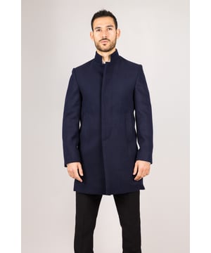Realza tu ropa de abrigo con este refinado abrigo de mezcla de lana, diseñado para brindar estilo y funcionalidad. Confeccionado con una mezcla de lana de primera calidad, ofrece calidez y durabilidad confiables, perfecto para los meses más fríos. El sofisticado cuello Nehru le da un toque moderno a la sastrería clásica, mientras que el ajuste entallado asegura una silueta definida sin sacrificar la comodidad. Terminado con un discreto cierre de botones, este abrigo ofrece una estética limpia y minimalista adecuada tanto para conjuntos formales como para elegantes informales. Tejido de mezcla de lana: Hecho de 85% lana y 15% poliéster para mayor calidez, estructura y larga duración. Sofisticado cuello Nehru: Agrega un toque distintivo y refinado a cualquier atuendo. Diseño de ajuste entallado: Realza tu silueta mientras mantiene un movimiento cómodo. Cierre discreto de botones: Ofrece un aspecto limpio y estilizado con botones frontales ocultos. Composición del material: 85% lana, 15% poliéster.