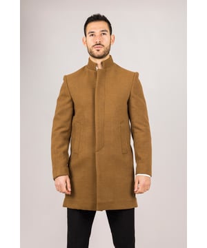 Realza tu ropa de abrigo con este refinado abrigo de mezcla de lana, diseñado para brindar estilo y funcionalidad. Confeccionado con una mezcla de lana de primera calidad, ofrece calidez y durabilidad confiables, perfecto para los meses más fríos. El sofisticado cuello Nehru le da un toque moderno a la sastrería clásica, mientras que el ajuste entallado asegura una silueta definida sin sacrificar la comodidad. Terminado con un discreto cierre de botones, este abrigo ofrece una estética limpia y minimalista adecuada tanto para conjuntos formales como para elegantes informales. Tejido de mezcla de lana: Hecho de 85% lana y 15% poliéster para mayor calidez, estructura y larga duración. Sofisticado cuello Nehru: Agrega un toque distintivo y refinado a cualquier atuendo. Diseño de ajuste entallado: Realza tu silueta mientras mantiene un movimiento cómodo. Cierre discreto de botones: Ofrece un aspecto limpio y estilizado con botones frontales ocultos. Composición del material: 85% lana, 15% poliéster.