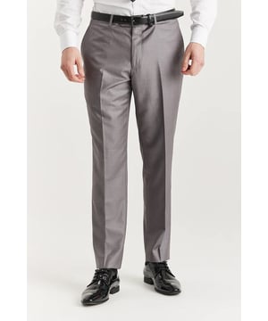 Mejora tu estilo formal con estos pantalones de traje grises a medida, diseñados para brindar estilo y comodidad. Con un corte moderno que se adapta a la figura, estos pantalones ofrecen un ajuste limpio y estructurado, perfecto para bodas, eventos de verano, graduaciones y otras ocasiones formales. El refinado tono gris le da un toque elegante y contemporáneo, haciéndolos fáciles de combinar con diversas camisas, chalecos o blazers. Hechos con una mezcla premium de poliéster, viscosa y spandex, ofrecen flexibilidad y durabilidad para usar todo el día. Ajuste a medida para una silueta definida y cómoda. Tono gris refinado para un estilo versátil. Perfecto para combinar o para completar tu look de tres piezas. Material: 78 % poliéster, 19 % viscosa, 3 % spandex.