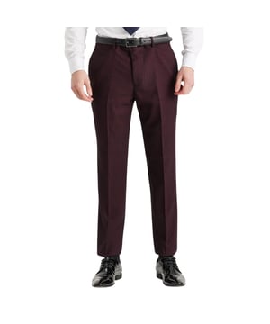 Estos pantalones a medida de cuadros color vino ofrecen una versión refinada del estilo formal. El cuadro Príncipe de Gales evoca la sastrería británica clásica, mientras que el intenso color vino le da un toque elegante. Ideales para combinar con la chaqueta o el chaleco a juego, o para lucirlos solos en ocasiones formales o semiformales. Corte entallado para una pierna estilizada y definida. Estampado de cuadros color vino Príncipe de Gales para un estilo clásico y moderno. Cómodos y elegantes, ideales para usar todo el día. Complementan prendas a juego o quedan perfectos solos. Material: 77 % poliéster, 20 % viscosa, 3 % elastano.