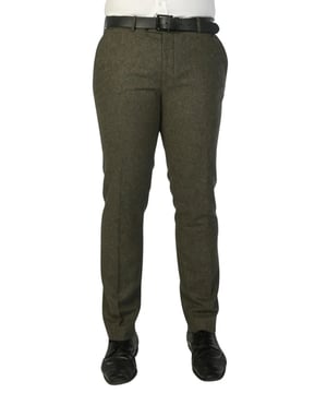 Mejora tu guardarropa con estos pantalones de tweed de mezcla de lana premium, diseñados para un estilo atemporal y una comodidad duradera. Ya sea que te vistas para una ocasión formal o agregues elegancia a un look elegante e informal, estos pantalones son un esencial versátil. Confeccionados con una mezcla de alta calidad de 52% poliéster y 48% lana, ofrecen calidez, durabilidad y una textura refinada que destaca. El ajuste clásico asegura una silueta favorecedora a la vez que permite un movimiento fácil durante todo el día. Tela premium: Tweed de mezcla de lana para calidez, durabilidad y una sensación de lujo. Ajuste clásico: Cómodo y favorecedor, adecuado para usar todo el día. Diseño elegante: Color verde oliva intenso con un acabado texturizado para mayor sofisticación. Detalles funcionales: Incluye bolsillos laterales y traseros para mayor comodidad diaria. Perfectos para combinar con camisas, blazers o prendas de punto, estos pantalones aportan una elegancia discreta a cualquier entorno.