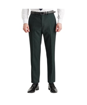 Estos pantalones de cuadros verdes a medida ofrecen una versión refinada del estilo formal. El estampado Príncipe de Gales evoca la sastrería británica clásica, mientras que el verde intenso aporta un toque de estilo. Ideales para combinar con la chaqueta o el chaleco a juego, o para lucirlos solos en ocasiones formales o semiformales. Corte entallado para una pierna estilizada y definida. El estampado Príncipe de Gales verde combina lo clásico con lo moderno. Cómodos y elegantes, ideales para usar todo el día. Complementan prendas a juego o quedan perfectos solos. Material: 77 % poliéster, 20 % viscosa, 3 % elastano.