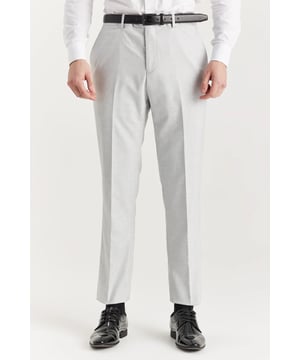 Peppen Sie Ihre Abendgarderobe auf mit dieser maßgeschneiderten silbernen Hose, die Ihnen für jeden besonderen Anlass einen eleganten und vielseitigen Look verleiht. Diese Hose in klassischem Silberton lässt sich nahtlos mit einer Reihe von Hemden und Jacken kombinieren und ist somit ideal für Hochzeiten, Bälle und andere formelle Veranstaltungen. Der maßgeschneiderte Schnitt sorgt für eine schlanke, moderne Silhouette ohne Kompromisse beim Komfort. Sie ist aus einem hochwertigen Mischgewebe gefertigt und bietet Haltbarkeit und ein frisches Finish, das den ganzen Tag über seine Form behält. Ob allein getragen oder mit einem passenden Blazer kombiniert, diese Hose vervollständigt ein raffiniertes und stimmiges Ensemble. Elegante Silberfarbe für einen zeitlosen, vielseitigen Look Der maßgeschneiderte Schnitt betont Ihre Silhouette und Ihren Tragekomfort Strapazierfähiger Stoff mit glattem, formellem Finish Perfekt für Hochzeiten, Bälle und besondere Anlässe Passt zu den passenden Anzugjacken Material: 78 % Polyester, 19 % Viskose, 3 % Elastan