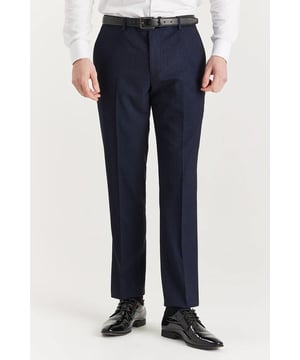 Estos pantalones de cuadros azul marino a medida ofrecen una versión refinada del estilo formal. El estampado Príncipe de Gales evoca la sastrería británica clásica, mientras que el intenso color azul marino aporta un toque de estilo. Ideales para combinar con la chaqueta o el chaleco a juego, o para lucirlos solos en ocasiones formales o semiformales. Corte entallado para una pierna estilizada y definida. El estampado Príncipe de Gales azul marino combina lo clásico con lo moderno. Cómodos y a la vez elegantes, ideales para usar todo el día. Complementan prendas a juego o quedan perfectos solos. Material: 77 % poliéster, 20 % viscosa, 3 % elastano.