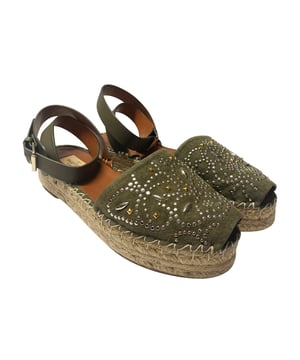VINTAGE, UVP WIE NEU  
Treten Sie stilvoll auf mit diesen trendigen Espadrilles von Valentino. Mit einem hübsch verzierten Äußeren ist dieses Paar mit runder Spitze mit geflochtenen Jute-Details an der Mittelsohle und Lederknöchelriemen versehen.

Valentino Garavani Verzierte Espadrilles aus Khaki-Suede  
Farbe: grau  
Material: grün | khaki  
Zustand: sehr gut, leichte Gebrauchsspuren an den Sohlen sichtbar  
Größe: 39  
Abnutzungserscheinungen: Ja  
SKU: 81624