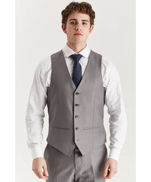 Dale un toque de elegancia a tu atuendo con este chaleco gris a medida, diseñado para un acabado refinado en cualquier ocasión formal. Ya sea combinado con pantalón y blazer a juego o solo para un look más relajado, este chaleco garantiza un estilo refinado con un corte estructurado. Su versátil tono gris permite combinarlo fácilmente con diferentes combinaciones de camisa y corbata, mientras que el corte a medida realza la silueta para una apariencia elegante y moderna. Chaleco clásico con un corte estructurado y a medida. Elegante tono gris para una combinación versátil. Ideal para bodas, fiestas y ocasiones elegantes. Material: 78 % poliéster, 19 % viscosa, 3 % elastano.