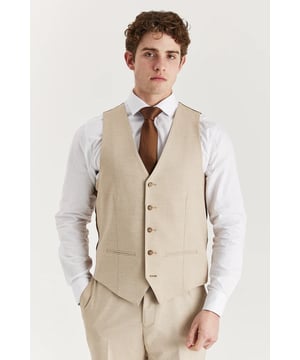 Realza tu atuendo formal e informal con este clásico chaleco beige, diseñado para la comodidad y el estilo. Confeccionado en una mezcla de telas ligeras y transpirables, es ideal para eventos de verano, ofreciendo facilidad de uso sin comprometer la elegancia. El corte entallado garantiza una silueta elegante y favorecedora, mientras que el versátil tono beige combina a la perfección con una variedad de camisas, chaquetas y pantalones. Con su tradicional frente abotonado y diseño de botonadura sencilla, este chaleco ofrece una sofisticación atemporal, perfecto para bodas, graduaciones, ocasiones de negocios o para combinar con capas con estilo. Corte entallado para un look elegante y moderno. Tejido ligero y transpirable ideal para climas cálidos. El color beige neutro combina bien con muchos atuendos. Diseño clásico de botonadura sencilla con frente abotonado. Adecuado para bodas, eventos formales o ropa informal elegante. Material: 78 % poliéster, 19 % viscosa, 3 % elastano.