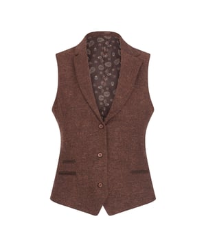 Voeg tijdloze charme toe aan je garderobe met dit elegante damesvest in roestbruin. Het vest is ontworpen met klassieke, vintage-geïnspireerde elementen en heeft een V-hals, een sluiting met 3 knopen aan de voorkant en een verstelbare band aan de achterkant. Deze set is gemaakt van een hoogwaardige wolmix in een verfijnde roestbruine tint en biedt een flatterende, op maat gemaakte pasvorm. Ideaal voor zowel formele als smart casual gelegenheden, combineert dit veelzijdige ensemble comfort, elegantie en een traditionele stijl. Klassieke details: Vest met V-hals, 3 knopen aan de voorkant en een verstelbare band aan de achterkant Elegante roestbruine kleur: Verfijnde toon die verschillende outfits en gelegenheden complementeert Op maat gemaakte pasvorm: Ontworpen om het figuur te flatteren en tegelijkertijd de hele dag comfort te garanderen Hoogwaardige stof: Gemengd met wol voor warmte en duurzaamheid met een zachte afwerking Materiaalsamenstelling: 40% acryl, 35% polyester, 15% katoen, 10% wol