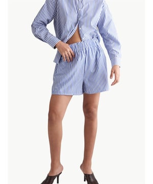 Locker geschnittene, gestreifte Shorts mit elastischem Bund machen die Shorts optisch interessant und attraktiv. Diese schmal geschnittenen Shorts verleihen Ihrem Stil eine raffinierte Note. Sie können es problemlos mit T-Shirts, Hemden oder Crop-Tops kombinieren. Einen lässigen Look erreichen Sie mit einer leichten und lockeren Bluse oder Sie kreieren einen auffälligeren Stil mit einem Crop-Top.

Material: Hergestellt aus Stoff mit 55 % Baumwolle und 45 % Polyester.

Maße des Models: Sie trägt Größe S, ist 176 cm groß und hat die Maße 80/63/93.

Das Produkt ist eine Standardform.