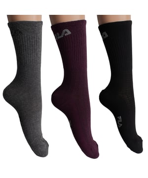 Diseñadas para brindar comodidad sin sacrificar el estilo, estas medias altas para mujer de Fila destacan por su aspecto vintage y su logo bordado. Ideales para el uso diario, actividades deportivas o simplemente para añadir un toque urbano a tu atuendo.

Detalles:
- Composición con un alto porcentaje de algodón que proporciona suavidad natural y transpirabilidad.
- Logo de Fila bordado en la parte superior.
- Diseño de caña alta con canalé.
- Estilo deportivo.
- Variedad de colores y tallas.
- Costuras planas.
- Tejido elástico.
- Paquete de 3 pares.

Una elección ideal para mujeres que buscan medias cómodas y distintivas, fabricadas con materiales de calidad. Perfectas para el uso diario, añadir estilo o completar un look casual deportivo.
Composición: 64% algodón, 34% poliéster, 2% elastano.
Cuidado:
Lavado a máquina a un máximo de 30°C.
No usar blanqueador ni blanqueadores.
No planchar.
No limpiar en seco.
Secar al aire o en secadora a baja temperatura.