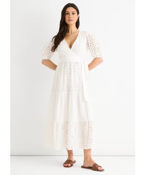 Maak je klaar om te stralen in deze witte Wrap Broderie Katoenen Midi-jurk met ceintuur. Gemaakt van zacht, ademend katoen, heeft deze jurk ingewikkelde broderie details en een flatterend wikkelontwerp. De ceintuur in de taille accentueert je rondingen, waardoor het de perfecte gelegenheidskleding is voor elk evenement.