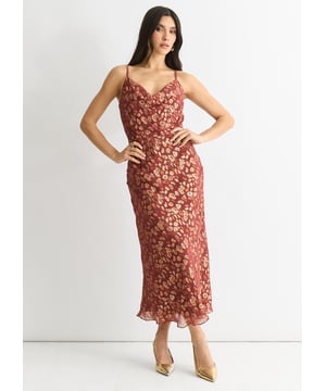 Da rienda suelta a tu lado salvaje con nuestro vestido midi de jacquard animal en viscosa marrón. Confeccionado con viscosa de alta calidad, presenta un elegante escote de pico y un exclusivo estampado jacquard de animales. Perfecto para cualquier ocasión, este vestido midi te hará destacar de un modo informal pero elegante.