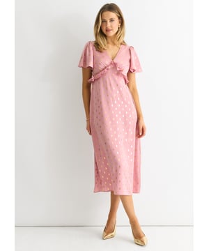 Eleva tu vestuario con este impresionante vestido midi con escote en V en color rubor metalizado. El lujoso color rubor, el favorecedor escote en pico y el llamativo diseño metalizado hacen de este vestido una prenda imprescindible para cualquier ocasión especial. Confeccionado con materiales de alta calidad, este vestido irradia elegancia y sofisticación. Completa tu look con este elegante vestido midi.