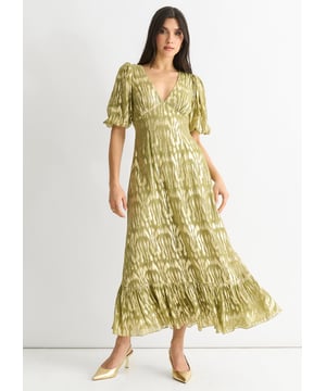 Canaliza tu lado salvaje con nuestro vestido midi de ocasión en jacquard animal de viscosa verde. Confeccionado en tejido de viscosa de alta calidad, este vestido luce un impresionante estampado de jacquard animal que te hará destacar en cualquier ocasión. Su elegante largo midi y su favorecedor corte te harán sentir segura de ti misma y con estilo.