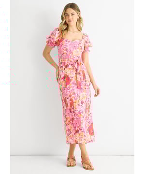 Deze jurk is perfect voor elke gelegenheid met zijn rode bloemendessin, pofmouwen en ceintuur in de taille. De comfortabele pasvorm en midilengte maken het een must-have in je garderobe. Voeg een vleugje casual elegantie toe aan je stijl met deze jurk.