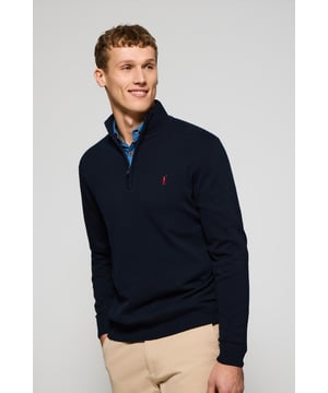 Verleihen Sie Ihrem Look eine raffinierte Note mit unserem Strickpullover aus Baumwolle für Herren. Er verfügt über einen praktischen halben Reißverschluss und gerippte Details an Kragen, Ärmeln und Taille für einen perfekten Sitz und eine ideale Passform. Das dezente marineblaue Nahtband am Kragen mit eingraviertem Polo Club Logo unterstreichen die Eleganz dieses Pullovers. Charakteristische Stickerei unseres Rigby Go-Logos in Kontrastfarbe auf der Brust. Ein vielseitiges Kleidungsstück, das sowohl zu einem lässigen als auch zu einem formelleren Look passt.