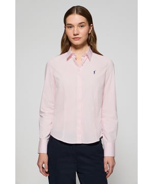 Peppen Sie Ihren Look mit unserem Slim-Fit-Hemd auf, das sich perfekt für Frauen eignet, die auf der Suche nach einem lässigen Alltagsoutfit sind. Es ist aus weicher Baumwollpopeline gefertigt und bietet die perfekte Mischung aus Komfort und Eleganz. Der französische Kragen und der Knopfverschluss sorgen für einen sauberen, schnittigen Look. Kontrastfarbene Paspeln am Kragen und Verzierungen an den Seitennähten veredeln den klassischen Stil mit einem raffinierten Touch. Die Logoknöpfe und das horizontal genähte Knopfloch sind das i-Tüpfelchen des raffinierten und sorgfältigen Designs. Das ikonische Rigby Go Logo auf der Brust verleiht ihm eine einzigartige Note.
