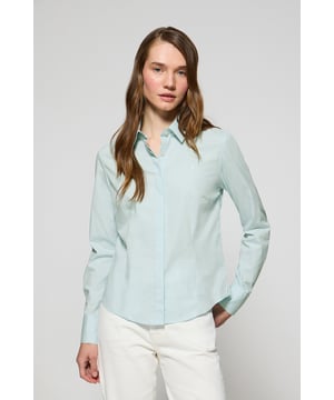 Peppen Sie Ihren Look mit unserem Slim-Fit-Hemd auf, das sich perfekt für Frauen eignet, die auf der Suche nach einem lässigen Alltagsoutfit sind. Es ist aus weicher Baumwollpopeline gefertigt und bietet die perfekte Mischung aus Komfort und Eleganz. Der französische Kragen und der Knopfverschluss sorgen für einen sauberen, schnittigen Look. Kontrastfarbene Paspeln am Kragen und Verzierungen an den Seitennähten veredeln den klassischen Stil mit einem raffinierten Touch. Die Logoknöpfe und das horizontal genähte Knopfloch sind das i-Tüpfelchen des raffinierten und sorgfältigen Designs. Das ikonische Rigby Go Logo auf der Brust verleiht ihm eine einzigartige Note.