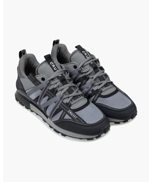 Hoogwaardige sneaker met een reflecterend Ripstop-bovenwerk voor duurzaamheid en stijl. Ontworpen met een zachte mesh kraag voor verbeterd comfort, reflecterende banden en stiksels voor zichtbaarheid, en decoratieve merkband voor een kenmerkende uitstraling. Verwijderbare gewatteerde inlegzool zorgt voor blijvende ondersteuning, terwijl de rubberen zool uitstekende grip en tractie biedt.