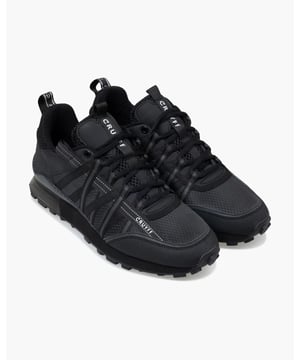 High-performance sneaker met een reflecterend Ripstop-bovenwerk voor duurzaamheid en stijl. Ontworpen met een zachte mesh kraag voor verbeterd comfort, reflecterende banden en stiksels voor zichtbaarheid, en decoratieve merkbanden voor een kenmerkende uitstraling. Verwijderbare gewatteerde inlegzool zorgt voor blijvende ondersteuning, terwijl de rubberen zool uitstekende grip en tractie biedt.
