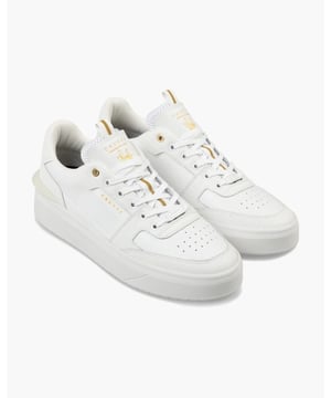 De Cruyff Endorsed Tennis trainers bieden een verfijnde atletische stijl met premium constructie. Gemaakt van kwaliteitsleer met getextureerde overlays, deze witte court-geïnspireerde schoenen balanceren klassiek design met modern comfort. Zwarte en zilveren logo accenten zorgen voor een subtiel contrast, terwijl de merk rubberen cupsole met spoiler betrouwbare grip biedt. De uitneembare dempende binnenzool zorgt voor comfort de hele dag door, waardoor deze een uitstekende keuze zijn voor casual wear met een vleugje sportief erfgoed.