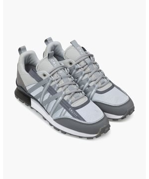 Hoogwaardige sneaker met een reflecterend Ripstop-bovenwerk voor duurzaamheid en stijl. Ontworpen met een zachte mesh kraag voor verbeterd comfort, reflecterende banden en stiksels voor zichtbaarheid, en decoratieve merkband voor een kenmerkende uitstraling. Verwijderbare gewatteerde inlegzool zorgt voor blijvende ondersteuning, terwijl de rubberen zool uitstekende grip en tractie biedt.
