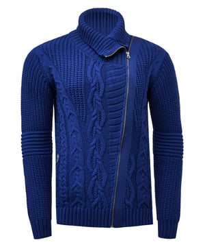 Rusty Neal Herren Strick-Pullover
 
Passform: Regular Fit
Material: 70% Polyacryl, 30% Baumwolle
Gewicht: 800 gr
Herstellungsland: Türkei
Webart: Grobstrick
Kragenform: Stehkragen mit Zipper
 
ZUFRIEDENHEITSGARANTIE: Bei uns kaufen Sie ohne Risiko, da wir unbegründete Rückgaben akzeptieren und zeitlich die Rückzahlung Erstatten. Unsere Firmenphilosophie lautet nach wie vor: "Der Kunde ist König" unser Anliegen ist es zu jeder Zeit den bestmöglichen Service zu bieten mit Firmensitz: Deutschland
HERSTELLUNG/PRODUKTION: Als Gründer wie auch Hersteller, Designen und Produzieren wir unsere Produkte als Familienunternehmen von A-Z autonom, daher können wir Qualität garantieren wie auch ein optimales Preis-Leistungs-Verhältnis. Hergestellt unter fairen Arbeitsbedingungen mit hochwertigen Materialien welche schonend verarbeitet wurden (kein Chemiegeruch). Zeitloses Design aus dem Herkunftsland: Türkei
PASSFORM: Angefertigt aus qualitativ hochwertiger wie auch anschmiegsamer Baumwollmischung, garantiert dieser Pullover einen absolut bequemen Sitz mit Wohlfühlfaktor. Unser Model trägt bei einer Körpergröße von 1,85 m und einem Gewicht über 80 kg die Größe: M (Medium). An den Europäischen Markt angepasst bieten wir diesen Pullover in folgender Passform an: Regular Fit
ANLASS: Für die kalte Jahreszeit ist dieser Strickpullover sehr warm und bequem zu tragen, KEIN KRATZEN durch hochwertige Materialien und Verarbeitung, das zeitlose und doch Moderne Design garantiert einen Stilvollen Auftritt, ob im Büro oder Business Meetings wie auch Casual am Nachmittag oder als toller Akzent auf Partys oder anderen Veranstaltungen.
MASCHINENWÄSCHE: Durch die hochwertige Verarbeitung der Materialien treten nach der Wäsche keine Farbverluste auf, auch das Einlaufen des Pullovers ist kein Thema mehr! Qualität die sich auch nach unzähligen Waschgängen gewaschen hat!
 