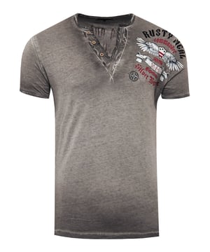Rusty Neal Herren T-Shirt
 
Passform: Regular Fit
Material: 100% Baumwolle
Gewicht: 250 gr
Herstellungsland: Türkei
Kragenform: V-Neck
 
ZUFRIEDENHEITSGARANTIE: Bei uns kaufen Sie ohne Risiko, da wir unbegründete Rückgaben akzeptieren und zeitlich die Rückzahlung Erstatten. Unsere Firmenphilosophie lautet nach wie vor: "Der Kunde ist König" unser Anliegen ist es zu jeder Zeit den bestmöglichen Service zu bieten mit Firmensitz: Deutschland
HERSTELLUNG/PRODUKTION: Als Gründer wie auch Hersteller, Designen und Produzieren wir unsere Produkte als Familienunternehmen von A-Z autonom, daher können wir Qualität garantieren wie auch ein optimales Preis-Leistungs-Verhältnis. Hergestellt unter fairen Arbeitsbedingungen mit hochwertigen Materialien welche schonend verarbeitet wurden (kein Chemiegeruch). Zeitloses Design aus dem Herkunftsland: Türkei
PASSFORM: Angefertigt aus qualitativ hochwertiger wie auch anschmiegsamer Baumwollmischung, garantieren wir einen absolut bequemen Sitz mit Wohlfühlfaktor. Unser Model trägt bei einer Körpergröße von 1,85 m und einem Gewicht über 80 kg die Größe: M (Medium). An den Europäischen Markt angepasst bieten wir dieses T-Shirt in folgender Passform an: Regular Fit
ANLASS: Ob Frühling/ Sommer oder Herbst/ Winter dieses T-Shirt ist als Allrounder stets angenehm zu tragen, KEIN KRATZEN durch hochwertige Materialien und Verarbeitung, das zeitlose und doch Moderne Design garantiert einen Stilvollen Auftritt, ob im Büro oder auch Casual am Nachmittag, als toller Akzent auf Partys und anderen Veranstaltungen.
MASCHINENWÄSCHE: Durch die hochwertige Verarbeitung der Materialien treten nach der Wäsche keine Farbverluste auf, auch das Einlaufen des T-Shirts ist kein Thema mehr! Qualität die sich auch nach unzähligen Waschgängen gewaschen hat!
 