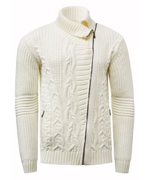 Rusty Neal Herren Strick-Pullover
 
Passform: Regular Fit
Material: 70% Polyacryl, 30% Baumwolle
Gewicht: 800 gr
Herstellungsland: Türkei
Webart: Grobstrick
Kragenform: Stehkragen mit Zipper
 
ZUFRIEDENHEITSGARANTIE: Bei uns kaufen Sie ohne Risiko, da wir unbegründete Rückgaben akzeptieren und zeitlich die Rückzahlung Erstatten. Unsere Firmenphilosophie lautet nach wie vor: "Der Kunde ist König" unser Anliegen ist es zu jeder Zeit den bestmöglichen Service zu bieten mit Firmensitz: Deutschland
HERSTELLUNG/PRODUKTION: Als Gründer wie auch Hersteller, Designen und Produzieren wir unsere Produkte als Familienunternehmen von A-Z autonom, daher können wir Qualität garantieren wie auch ein optimales Preis-Leistungs-Verhältnis. Hergestellt unter fairen Arbeitsbedingungen mit hochwertigen Materialien welche schonend verarbeitet wurden (kein Chemiegeruch). Zeitloses Design aus dem Herkunftsland: Türkei
PASSFORM: Angefertigt aus qualitativ hochwertiger wie auch anschmiegsamer Baumwollmischung, garantiert dieser Pullover einen absolut bequemen Sitz mit Wohlfühlfaktor. Unser Model trägt bei einer Körpergröße von 1,85 m und einem Gewicht über 80 kg die Größe: M (Medium). An den Europäischen Markt angepasst bieten wir diesen Pullover in folgender Passform an: Regular Fit
ANLASS: Für die kalte Jahreszeit ist dieser Strickpullover sehr warm und bequem zu tragen, KEIN KRATZEN durch hochwertige Materialien und Verarbeitung, das zeitlose und doch Moderne Design garantiert einen Stilvollen Auftritt, ob im Büro oder Business Meetings wie auch Casual am Nachmittag oder als toller Akzent auf Partys oder anderen Veranstaltungen.
MASCHINENWÄSCHE: Durch die hochwertige Verarbeitung der Materialien treten nach der Wäsche keine Farbverluste auf, auch das Einlaufen des Pullovers ist kein Thema mehr! Qualität die sich auch nach unzähligen Waschgängen gewaschen hat!
 