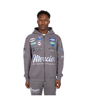65% Baumwolle, 35% Polyester. Design: Fahne, Logo, bedruckt, Aufschrift. Saum: gerippt. Mit Kapuze. Langärmlig. Bündchen: gerippt. Passform: Regulär. Taschenart: Zwei Seitentaschen. Durchgehender Reißverschluss. XS: 90,17 cm. S: 96,52 cm.