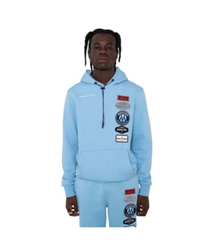 65% Baumwolle, 35% Polyester. Futterstoff: angeraut. Design: Abzeichen, Logo, gewebter Stoff. Saum: gerippt. Kapuzenmerkmale: Aufnähen, Knebel-Einstellung. Mit Kapuze. Langärmlig. Bündchen: gerippt. Passform: Regulär. Zum Überziehen. L: 112 cm.