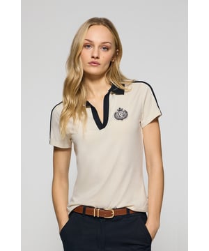 Das maritim inspirierte, kurzärmelige Damen-Poloshirt verbindet den klassischen Polostil mit modernen Details. Die samtige Baumwollverarbeitung verleiht ihm eine einzigartige Weichheit. Der elegante V-Ausschnitt mit kontrastierendem Revers verleiht dem Poloshirt einen raffinierten Look. Die Seitenschlitze setzen nicht nur einen modernen Akzent, sondern optimieren auch die Passform. Nahtband an der Krageninnenseite. Der einfarbige Aufnäher mit nautischem Motiv auf der Brust rundet das Design ab. Ideal, um einen Tag im Freien zu genießen.