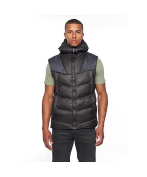 100% Nylon. Voering: Gemerkt. Ontwerp: Camo, Logo, Gewatteerd. Stof Technologie: Thermoheat. Merksluiting, Merkritssluiting, Gewatteerd, Reflecterend detail. Hals: Trechterhals. Mouwtype: Mouwloos. Eigenschappen van de kap: Gegroeid op de kap. Zakken: 2 zijzakken, binnen, rits. Bevestiging: Volledige ritssluiting. S, M: 38 in. L: 40 in. XL: 42 in. XXL: 44 in.