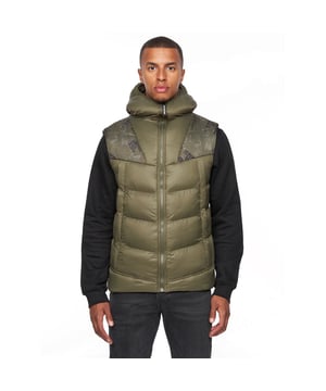 100% Nylon. Futterstoff: Mit Markenzeichen. Design: Tarnmuster, Logo, Gesteppt. Gewebetechnik: Thermoheat. Marken-knopfleiste, Griffplatte mit Warenzeichen, Wattiert, Reflektierende Details. Weiter Stehkragen. Ärmellos. Kapuzenmerkmale: angenähte Kapuze. Taschenart: Zwei Seitentaschen, Innentasche, Reißverschluss. Durchgehender Reißverschluss. S, M: 96,52 cm. L: 102 cm. XL: 107 cm. XXL: 112 cm.
