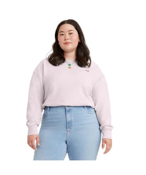 100% Katoen. Stof: Vlies. Ontwerp: Logo, eenvoudig. Hem: Uitgerust, geribbeld. Halslijn: Crew Neck, Ribbed. Manchet: Gemonteerd, geribbeld. Mouwtype: Met lange mouwen. Supersoft. Pasvorm: Plus. Bevestiging: Trek aan de achterkant. 22 VK - 24 VK: 48,5 in. 26 VK - 28 VK: 52,5 in. 18 VK - 20 VK: 44,5in.
