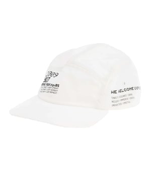 100% Polyester. Marke: Lacoste. Design: Logo, Zahlen, Aufschrift. 2-reihiges Nähen, 3 Segmente, Mit umstickten Ösenlöchern. Gewebetechnik: Atmungsaktiv, Wasserbeständig. Knebel. 100% offiziell lizenziert.