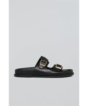 Die Sandale Blake ist die perfekte Kombination aus Trend und Funktion. Ihr Bio-Design mit zwei anpassbaren und verstellbaren Schnallen macht sie zu einem Must-have der Saison. Das anatomisch gefütterte und mit dem Polo Club Logo verzierte Fußbett sorgt für Komfort, ohne auf Stil zu verzichten. Mit einer Höhe von 1,5 cm ist sie perfekt für das tägliche Tragen.