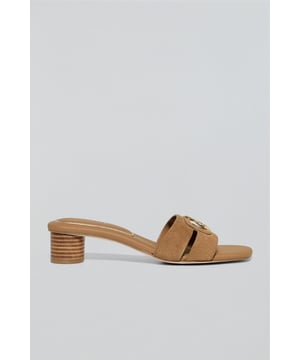 Entdecken Sie die zeitlose Eleganz der Mules mit Absatz Giorgia aus Veloursleder mit einem raffinierten goldfarbenen PC-Monogramm auf dem Oberleder. Die verzierte und gepolsterte Innensohle und die rutschfeste Sohle garantieren absoluten Komfort, während der Absatz von ca. 4,5 cm die perfekte Balance zwischen Stil und Komfort bietet.